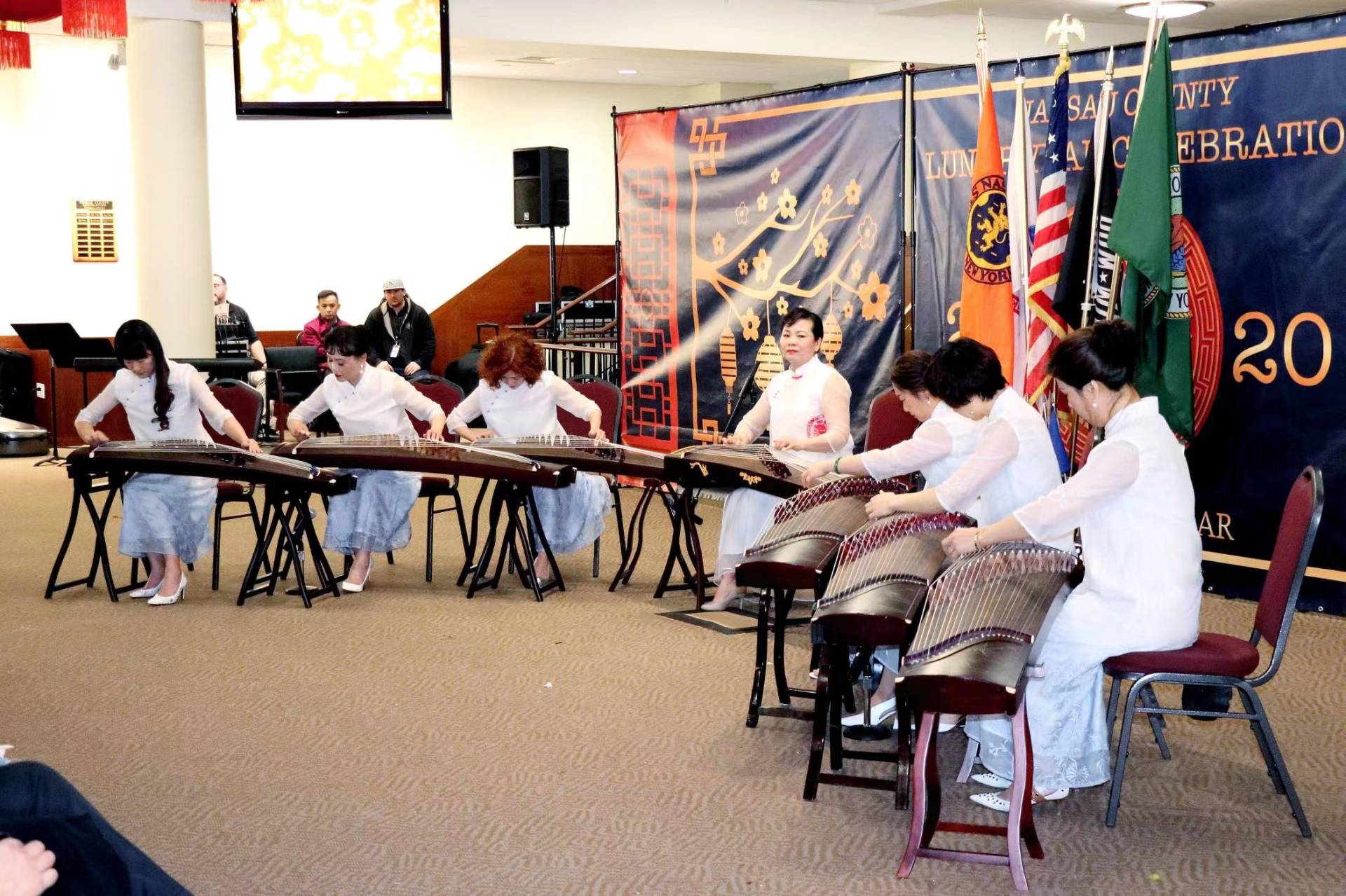 Group playing guzheng